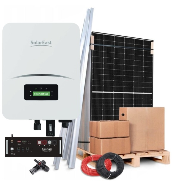 Zestaw komponentów do instalacji paneli słonecznych: panel fotowoltaiczny, inwerter SolarEast ESS, przewody, konstrukcja montażowa i kartony na palecie.