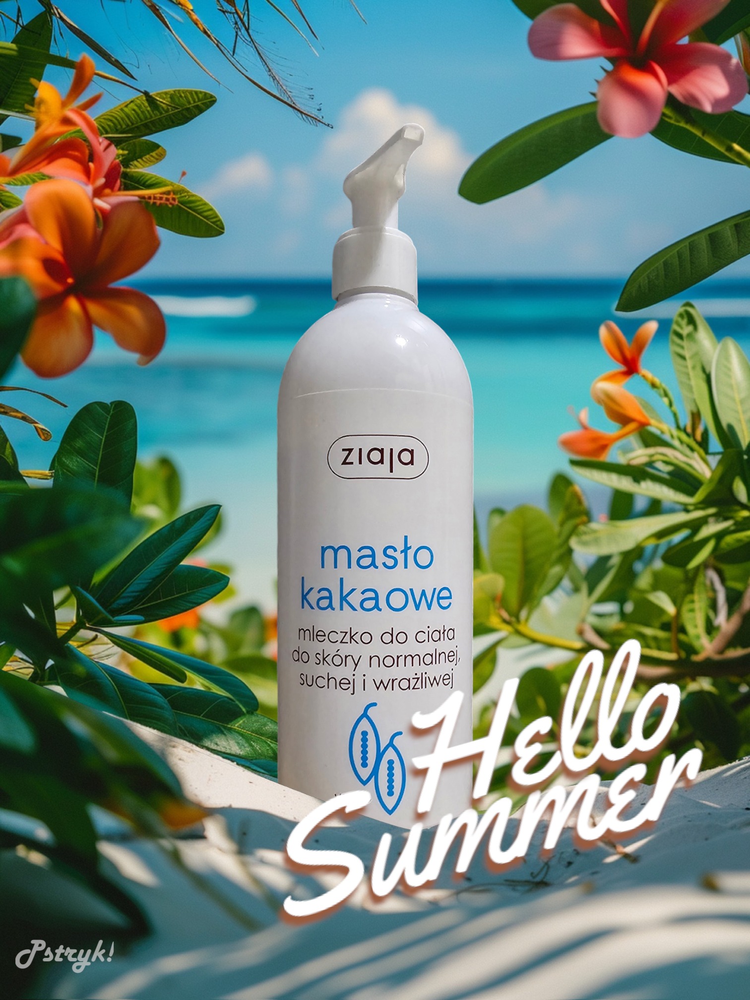 Biała butelka balsamu do ciała z logiem Ziaja, otoczona tropikalnymi kwiatami i liśćmi na tle błękitnego morza i nieba, z napisem 'Hello Summer'.