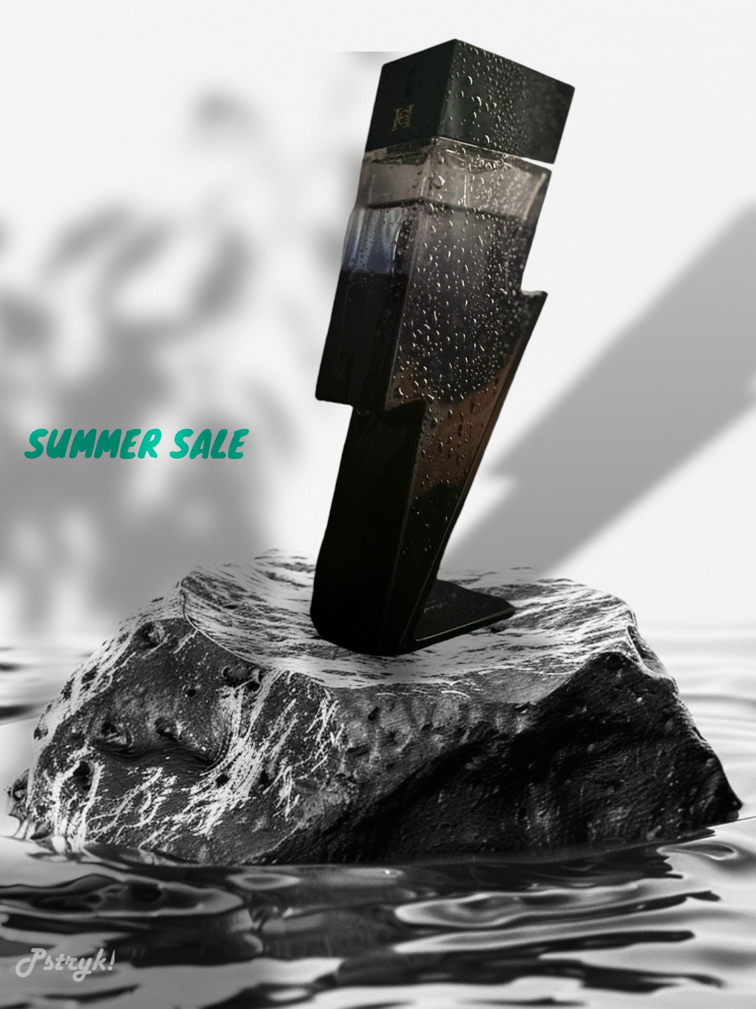 Czarny flakon perfum w kształcie błyskawicy, pokryty kroplami wody, ustawiony na szarym, nieregularnym kamieniu, z napisem 'SUMMER SALE' w tle, całość utrzymana w chłodnej tonacji.