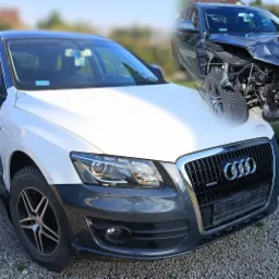 Audi Q5 z białym, niemalowanym elementem karoserii z przodu po naprawie, nałożone zdjęcie rozbitego przodu tego samego auta.