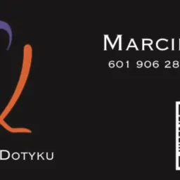 Wizytówka z logo Kliniki Dotyku, imieniem Marcin, numerem telefonu i kodem QR na czarnym tle.