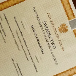 Świadectwo potwierdzające kwalifikacje w zawodzie technik masażysta, wydane w Polsce, z imieniem i nazwiskiem Marcin Grabowski.