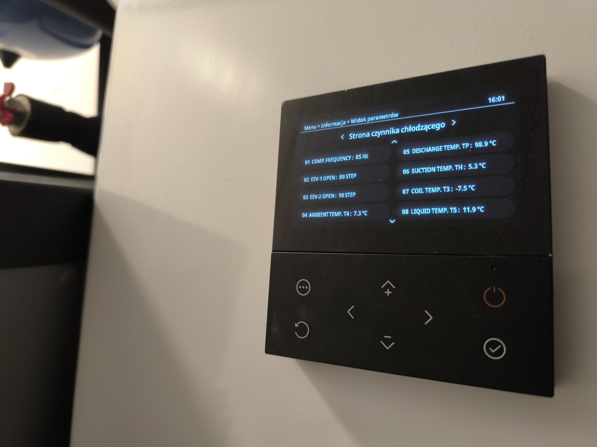 Panel sterowania urządzenia chłodniczego z wyświetlanymi parametrami pracy, takimi jak częstotliwość sprężarki, temperatury czynnika chłodniczego i otoczenia.