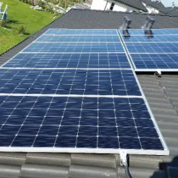 Instalacja fotowoltaiczna na dachu. Panele monokrystaliczne o łącznej mocy 5,55kW. Falownik o mocy 5000kW z Wi-Fi.
