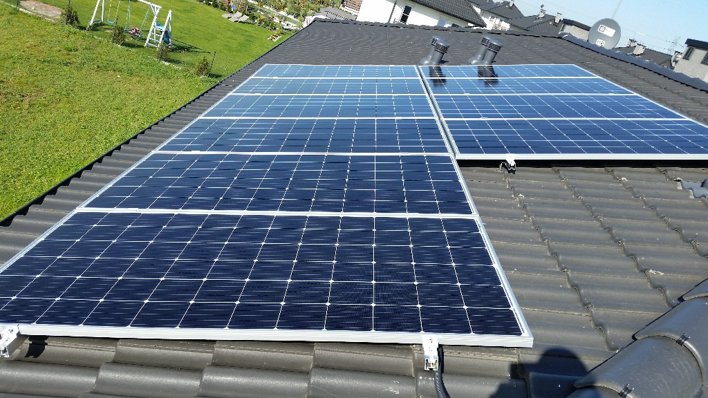 Instalacja fotowoltaiczna na dachu. Panele monokrystaliczne o łącznej mocy 5,55kW. Falownik o mocy 5000kW z Wi-Fi.