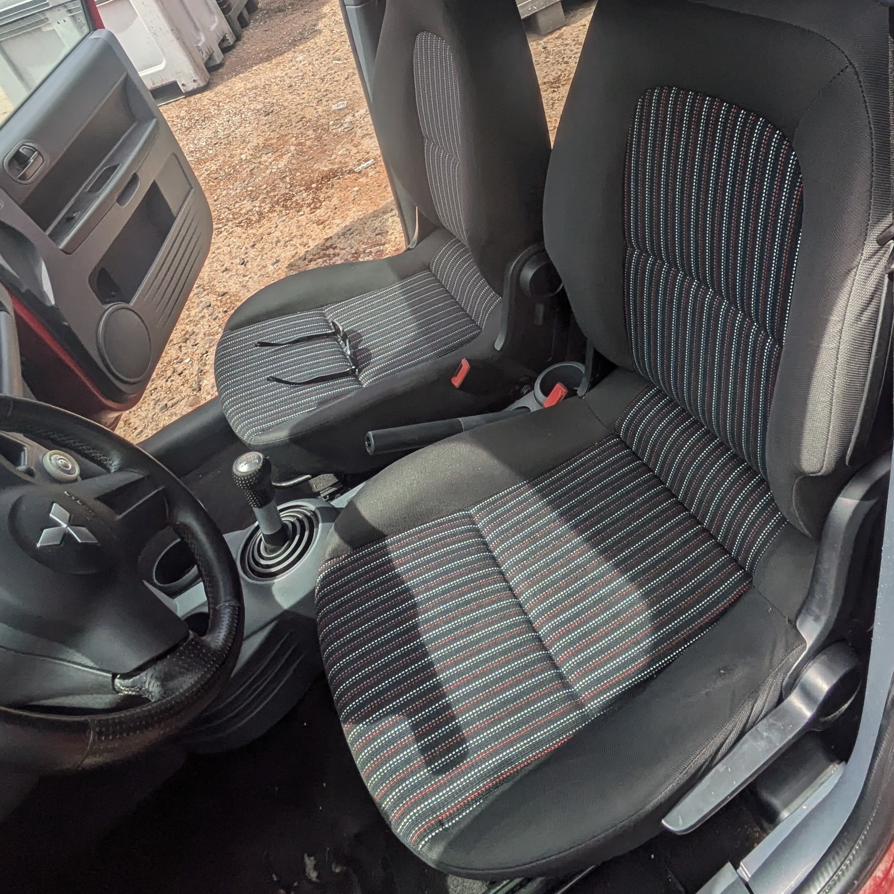 Sprzątanie i pranie samochodu Mitsubishi Colt