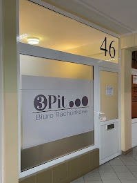 Wejście do biura rachunkowego 3Pit z numerem 46 nad drzwiami. Widoczna szyba z logo i nazwą firmy. Jasne wnętrze biura w tle.