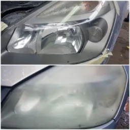 Reflektor samochodowy przed i po renowacji, widoczne różnice w przejrzystości klosza oraz taśma maskująca na karoserii.