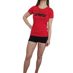 kujawsko-pomorskie - Modelka prezentuje czerwoną koszulkę z nadrukiem trzech czarnych kotów, stojąca na białym tle.