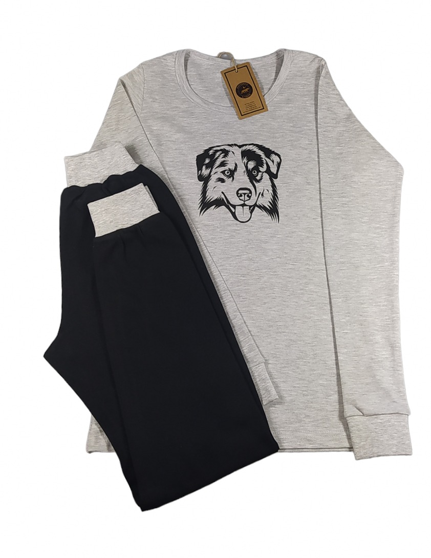 Szary komplet dresowy z długim rękawem i czarnymi spodniami, ozdobiony czarnym nadrukiem głowy owczarka australijskiego i metką.