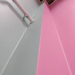 Malowanie ścian w lokalu usługowym z zastosowaniem farb firmy Magnat Ceramic.