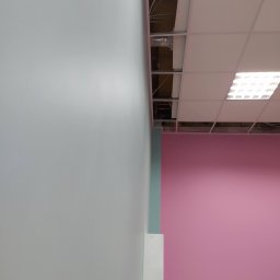 Malowanie ścian w lokalu usługowym z zastosowaniem farb firmy Magnat Ceramic.