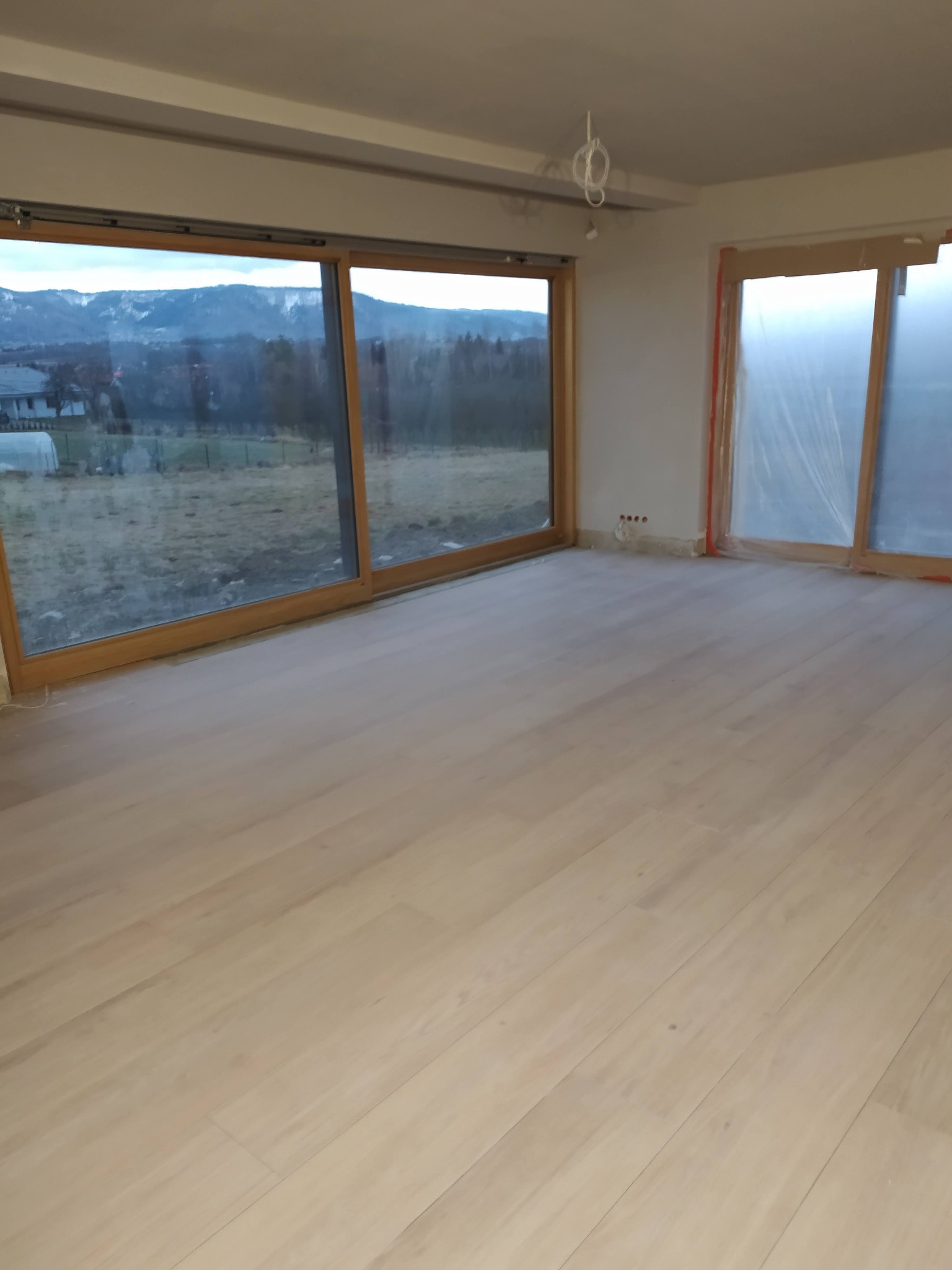 Wykonanie okładziny z gresu 180/20 przy użyciu rozwiązań systemowych firmy Mapei.