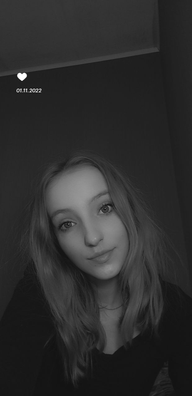 Portret młodej kobiety z długimi włosami, w czerni i bieli, z datą 01.11.2022 i ikoną serca w górnym rogu.
