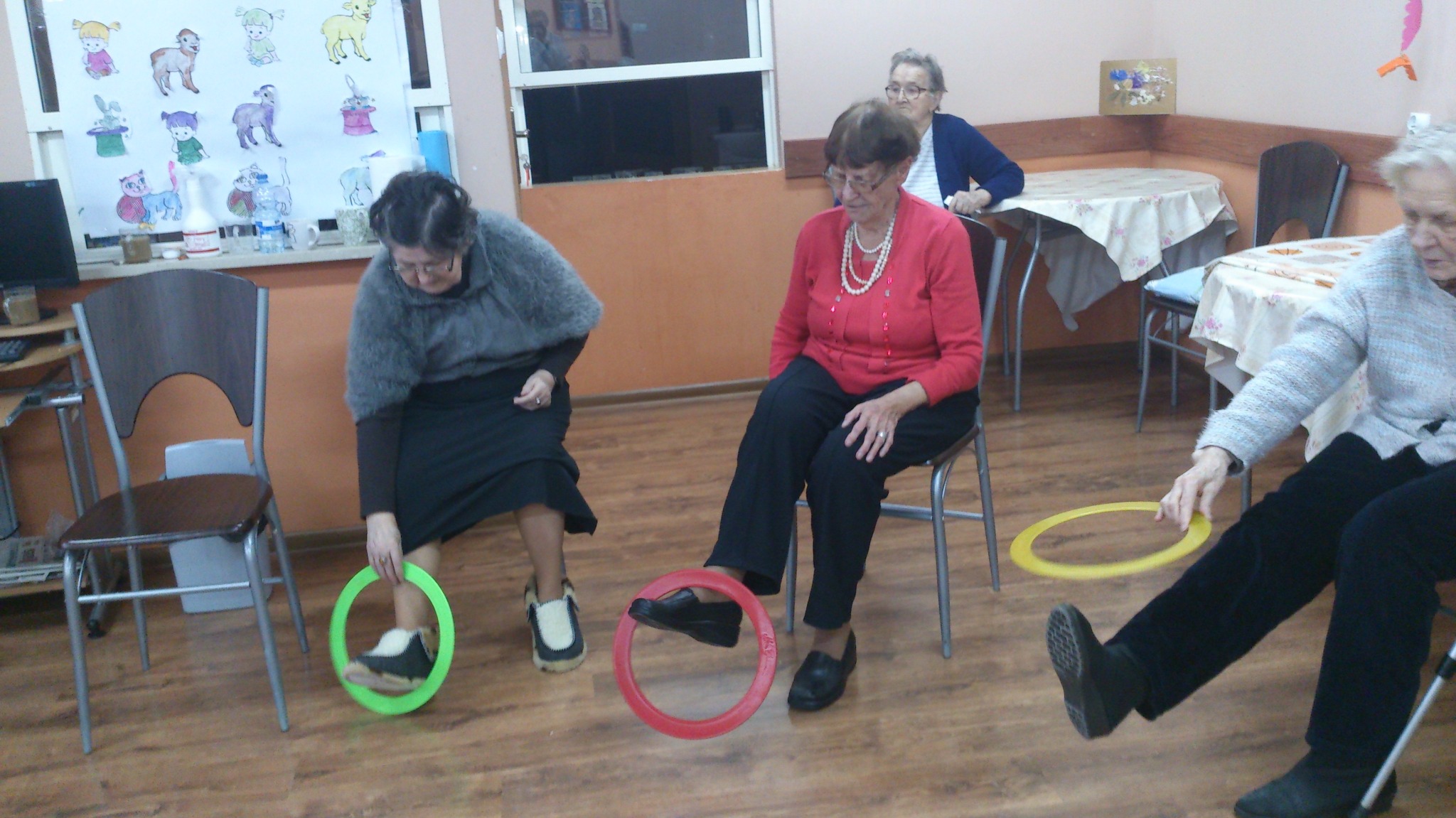 Seniorzy też próbują kręcić obręczami