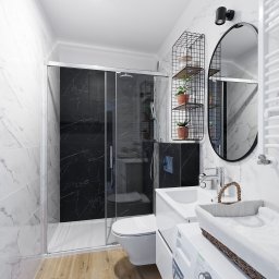 Sprawdzone Remonty - Nowoczesna łazienka z kabiną prysznicową z czarnymi płytkami imitującymi marmur, białymi płytkami z marmurowym wzorem na ścianach, drewnopodobną podłogą, umywalką z szafką, okrągłym lustrem...