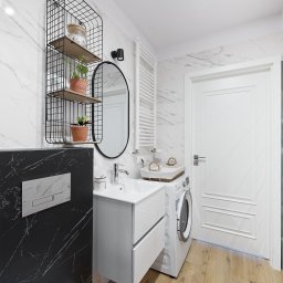 Sprawdzone Remonty - Nowoczesna łazienka z marmurowymi płytkami, białymi meblami, wiszącą półką z roślinami i pralką.