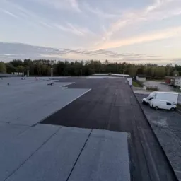 Smarowanie starej papy podkładem przed połozeniem nowego pokrycia