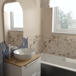 BLISKOBIS - Jasna łazienka z umywalką na szafce z drewnianym blatem, owalnym lustrem i wanną pod oknem. Ściany zdobią płytki z motywem kwiatowym i geometrycznym.