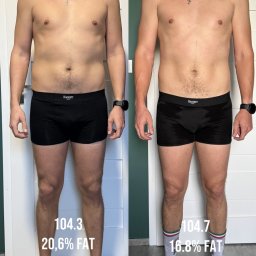 Tobiasz Taurogiński Trener Personalny - Mężczyzna prezentujący progres sylwetki: porównanie zdjęcia z kwietnia i lipca 2024, widoczne zmiany w masie ciała i zawartości tkanki tłuszczowej, ukazane na tle białych drzwi i zielonej ściany.