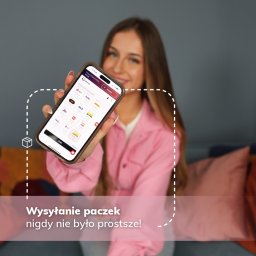 Jan Sęk Media - Kobieta prezentuje aplikację do wysyłki paczek na smartfonie. Widoczne logotypy firm kurierskich. Tło rozmyte, pastelowe kolory.