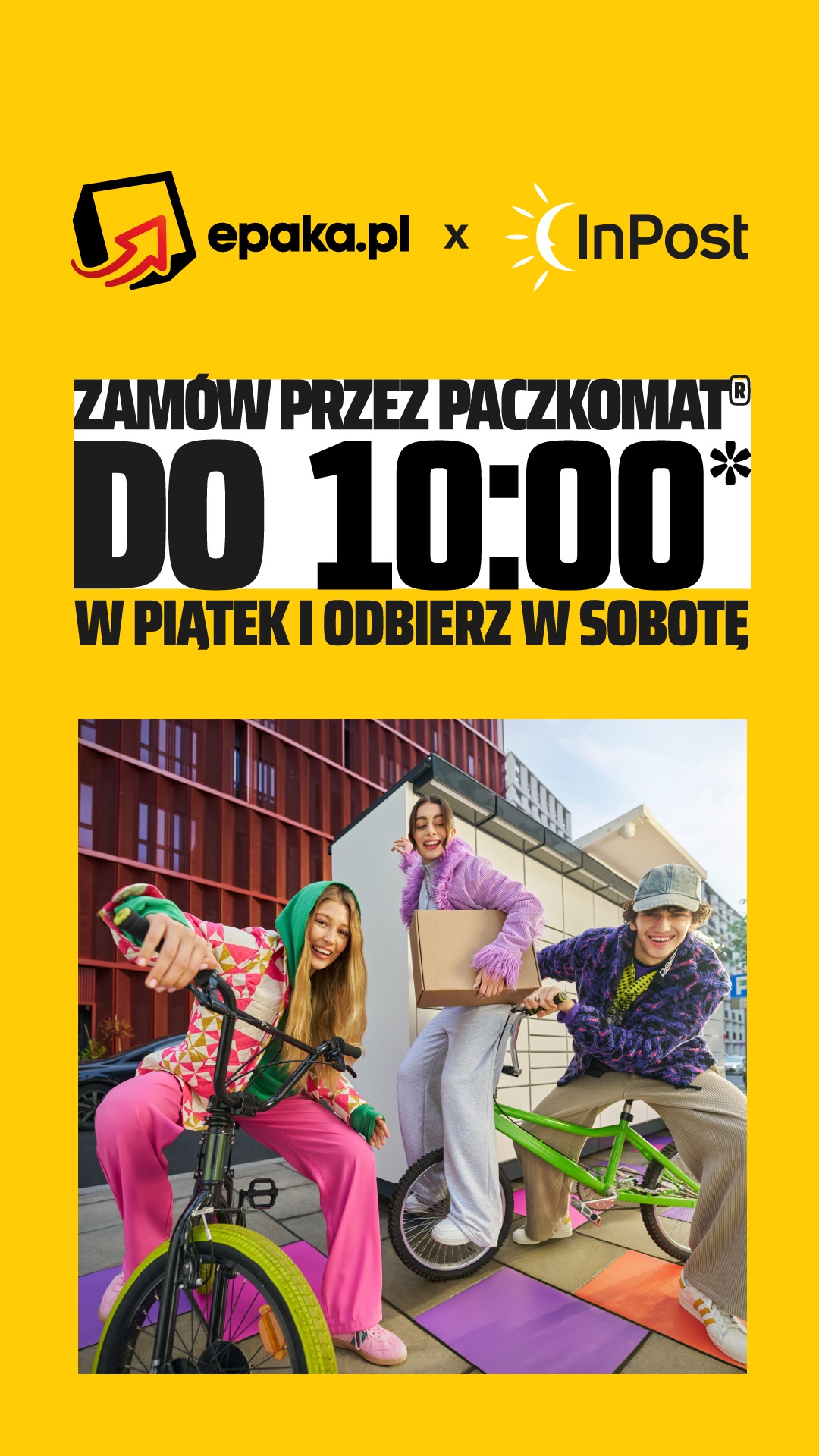 Reklama e-paki i InPost: troje młodych ludzi na rowerach, jeden z paczką, w tle budynek i hasło o odbiorze zamówienia w sobotę. Żywe kolory i nowoczesny design.