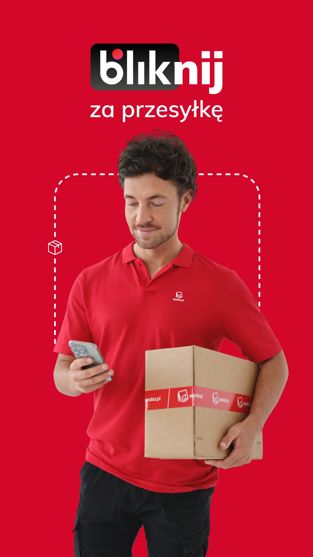 Młody mężczyzna w czerwonej koszulce polo z logo, trzymający paczkę z naklejkami i smartfon na tle czerwonego studia z logo firmy kurierskiej.