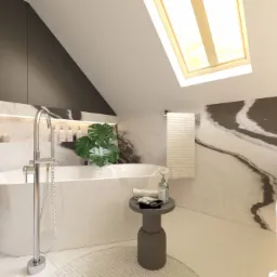 Nowoczesna łazienka na poddaszu z wolnostojącą białą wanną, baterią podłogową, marmurową ścianą z abstrakcyjnym wzorem i oknem dachowym wpuszczającym jasne światło.