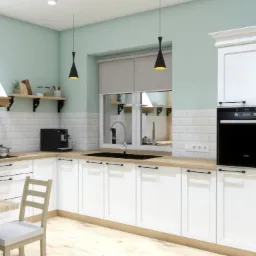 Wizualizacja jasnej kuchni z białymi szafkami, drewnianym blatem, czarnym zlewem i piekarnikiem, oświetlonej wiszącymi lampami i z widokiem na okno z roletą.