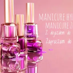 Różowe lakiery do paznokci ułożone w stos, jeden przechylony z wylewającym się lakierem, pędzelek obok, na różowym tle z napisem 'Manicure hybrydowy, żelowy, z dojazdem do klienta, zapraszam...