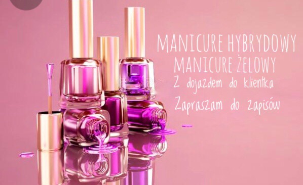 Różowe lakiery do paznokci ułożone w stos, jeden przechylony z wylewającym się lakierem, pędzelek obok, na różowym tle z napisem 'Manicure hybrydowy, żelowy, z dojazdem do klienta, zapraszam...