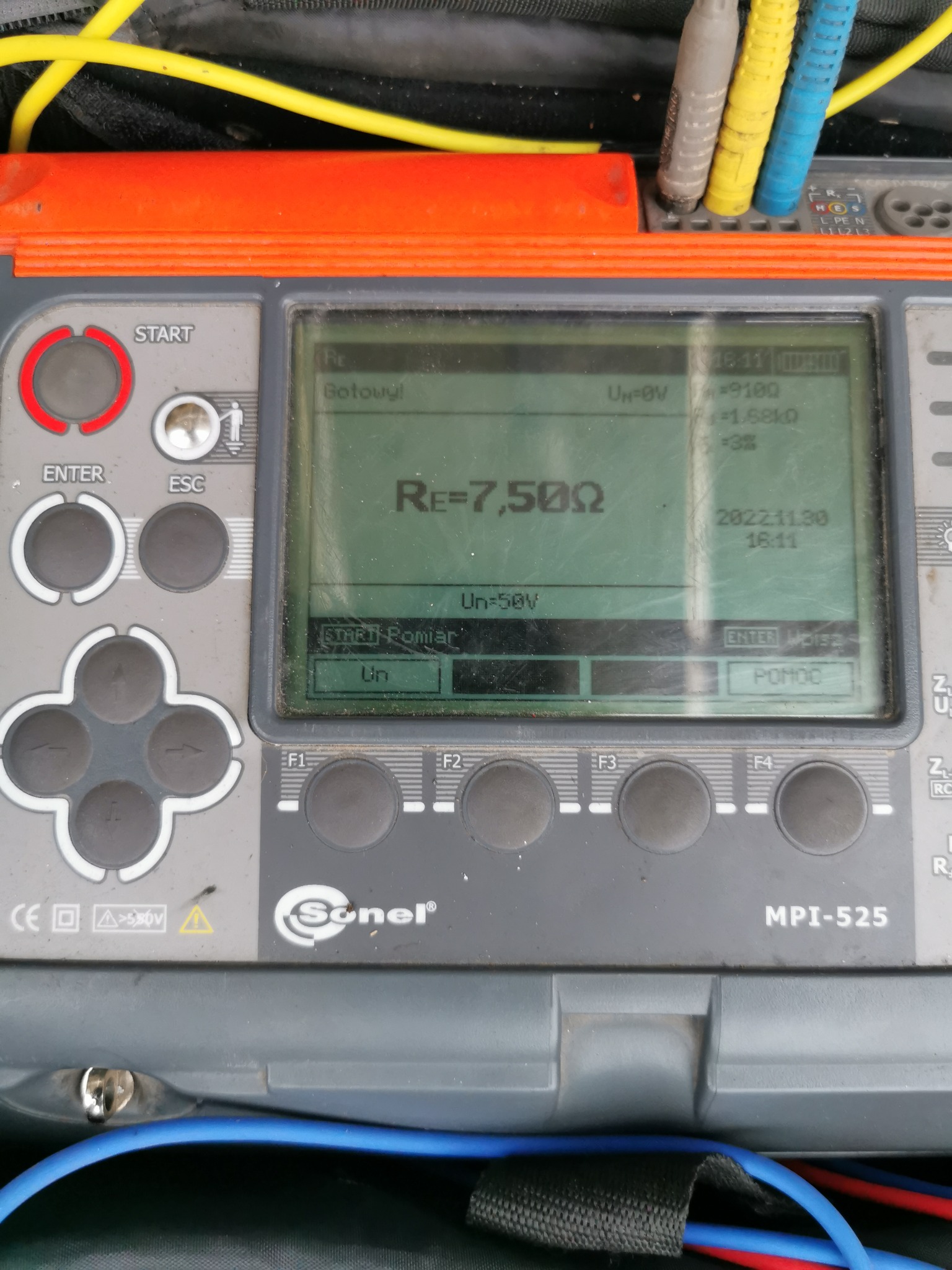 Miernik Sonel MPI-525 wyświetlający wynik pomiaru rezystancji uziemienia Re=7,50 omów, widoczne kable pomiarowe w kolorach: szary, żółty i niebieski.