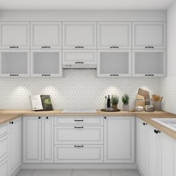 Wnętrz Projektowanie Joanna Zielińska - Wizualizacja nowoczesnej kuchni z białymi szafkami z frezowanymi frontami i drewnianym blatem, heksagonalne płytki na ścianie, czarna bateria przy zlewie i roleta rzymska w oknie.