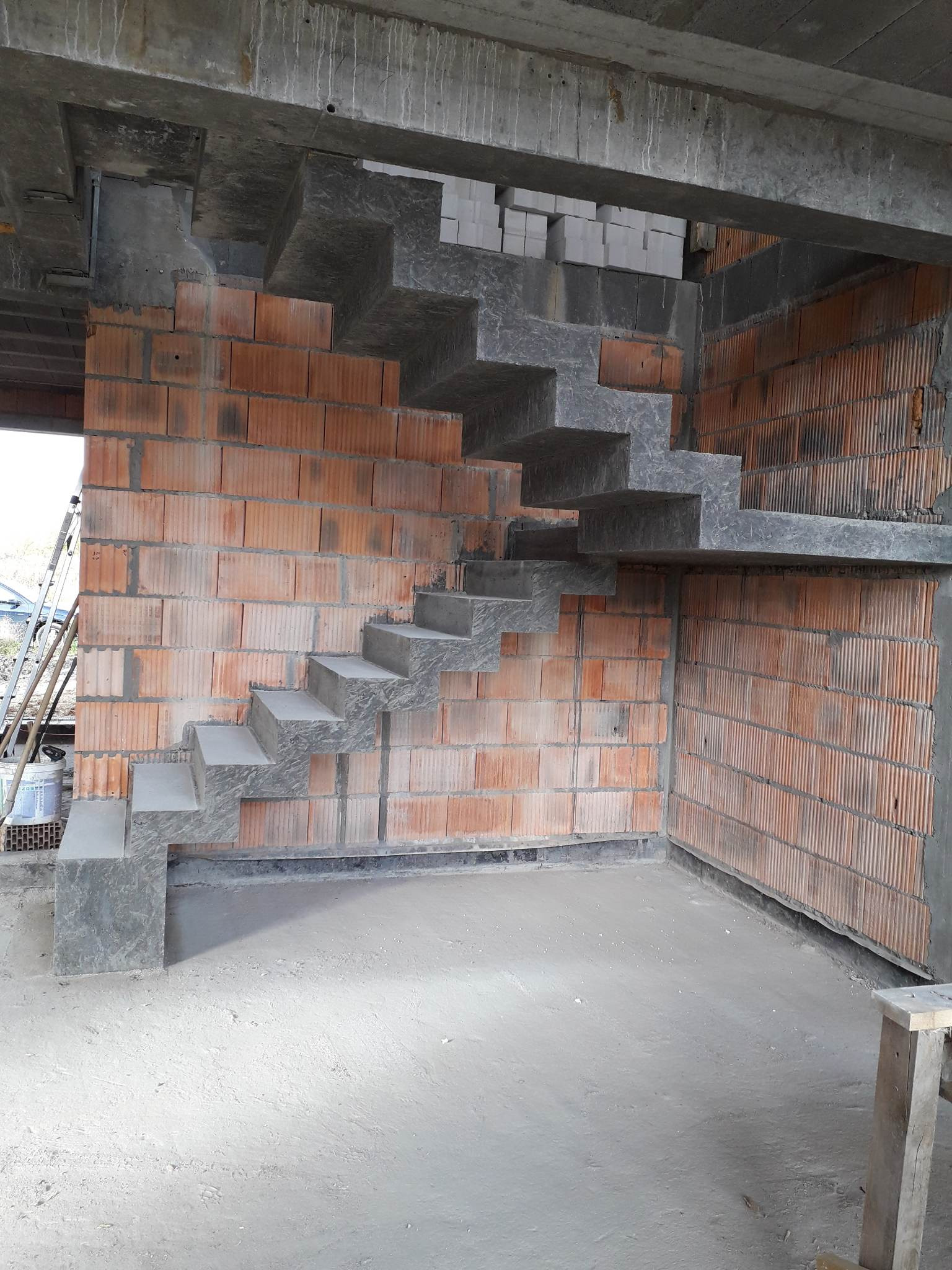 Schody dywanowe z podestem .