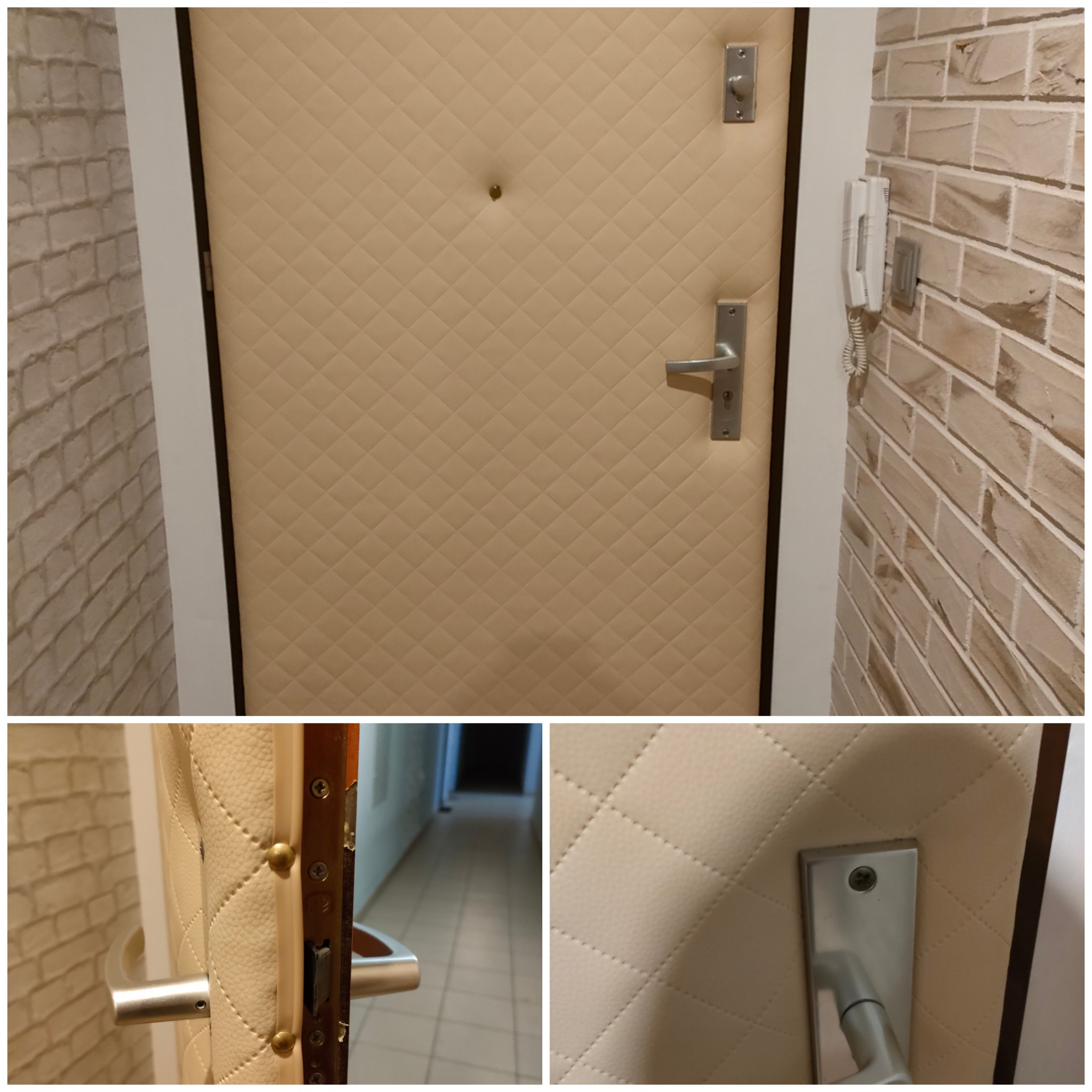 Beżowe drzwi wejściowe z tapicerką w romby, srebrna klamka i wizjer, widoczne na tle ceglanej ściany i korytarza.