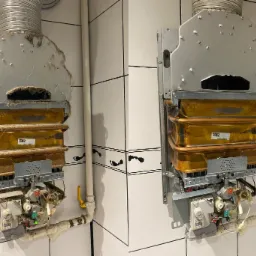 Porównanie pieca gazowego przed i po czyszczeniu: po lewej zakurzony i brudny, po prawej wyczyszczony, z widocznymi miedzianymi rurami i elementami instalacji na tle białych płytek z czarnymi...