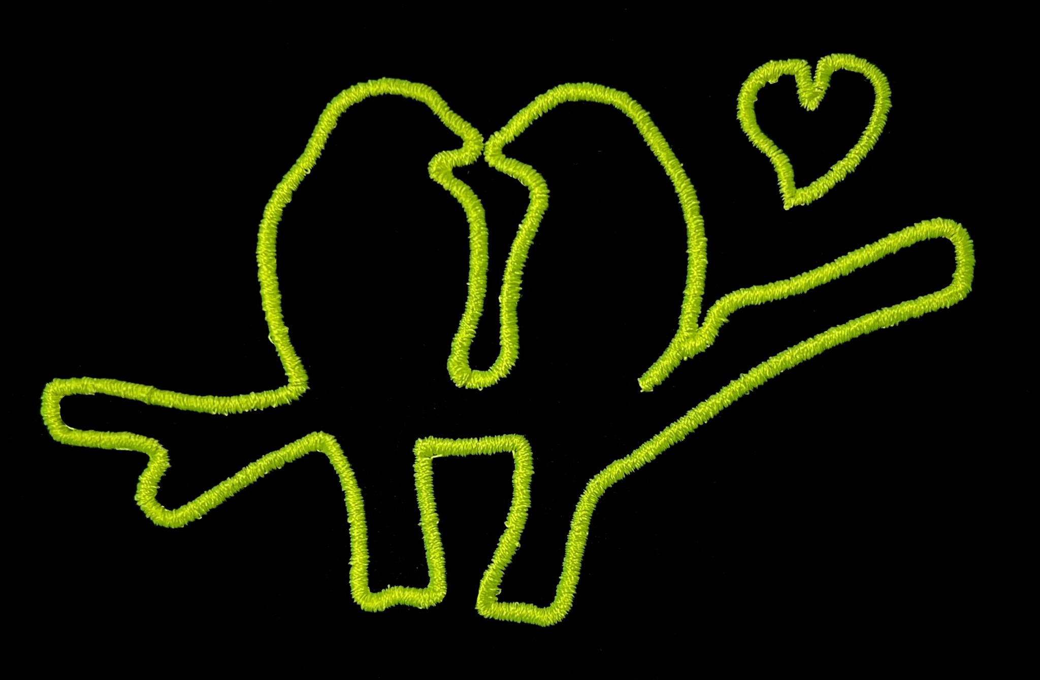 Stylizowany, neonowo-zielony kontur dwóch ptaków siedzących na gałęzi z sercem, na czarnym tle, wykonany z włóczki.