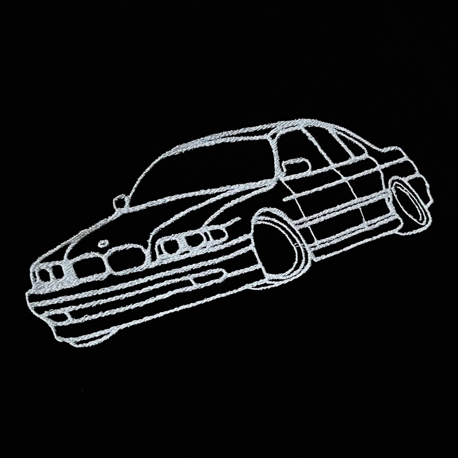 Stylizowany, biały kontur samochodu BMW E36 na czarnym tle, przypominający haft lub rysunek kredą.
