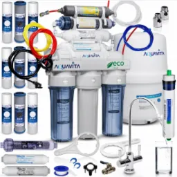 Zestaw do filtracji wody pitnej z osmozą odwróconą, obejmujący filtry wstępne, membranę osmotyczną, zbiornik ciśnieniowy i kranik, rozłożony na białym tle, z widocznymi akcesoriami montażowymi...