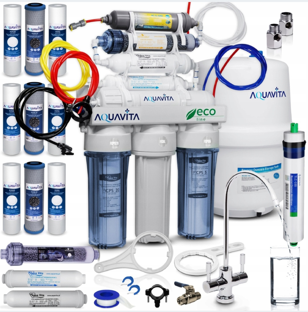Zestaw do filtracji wody pitnej z osmozą odwróconą, obejmujący filtry wstępne, membranę osmotyczną, zbiornik ciśnieniowy i kranik, rozłożony na białym tle, z widocznymi akcesoriami montażowymi...