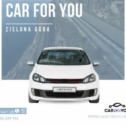 Biały samochód osobowy marki Volkswagen Golf z czerwonymi akcentami na tle górskiej drogi i jeziora, z logo firmy 'CAR FOR YOU' i lokalizacją 'Zielona Góra' umieszczonymi na grafice.