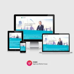 Responsywny wygląd strony internetowej na różnych urządzeniach: monitor, tablet i smartfon prezentują tę samą treść, podkreślając dostępność na każdym ekranie. Na ekranach widoczny wizerunek...