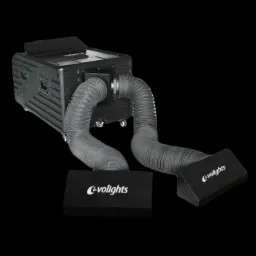 Wytwornica dymu Evolights NEBULA 3000 z dwoma elastycznymi wężami i logo Evolights na czarnych podstawkach, na czarnym tle.