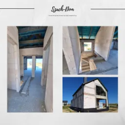 Wnętrze i zewnętrzny widok domu w trakcie budowy z białych bloczków, widoczne fragmenty ścian, drewniany strop, izolacja fundamentów oraz logo firmy budowlanej na elewacji.