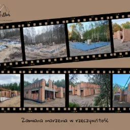 Fotografia w stylu kliszy filmowej przedstawiająca etapy budowy domu: wylane fundamenty, murowane ściany z czerwonej cegły oraz konstrukcję dachu z drewnianymi belkami na tle drzew.