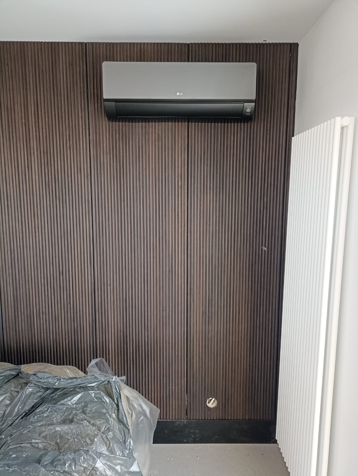 Montaż układu VRF LG, jednostki wewnętrzne Artcool Black Mirror