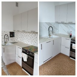 Złota rączka - chętnie przyjadę i pomogę - Porównanie przed i po: Kuchnia z białymi szafkami, mozaikową ścianą i czarną armaturą przed remontem, a po remoncie z marmurowym blatem i okładziną. Na blacie stoi butelka coli.