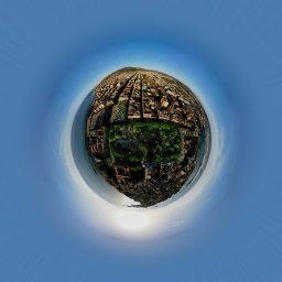 Mix Air - Panoramiczny widok miasta z perspektywy małej planety, ukazujący zabudowę miejską otaczającą park z drzewami, z morzem w tle pod błękitnym niebem.