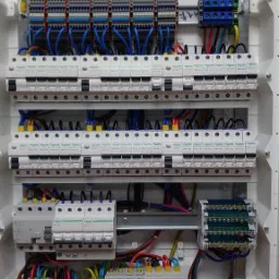Rozdzielnica elektryczna z zabezpieczeniami i okablowaniem, zamontowana w skrzynce w Przysusze. Widoczne bezpieczniki firmy Schneider i listwy zaciskowe.