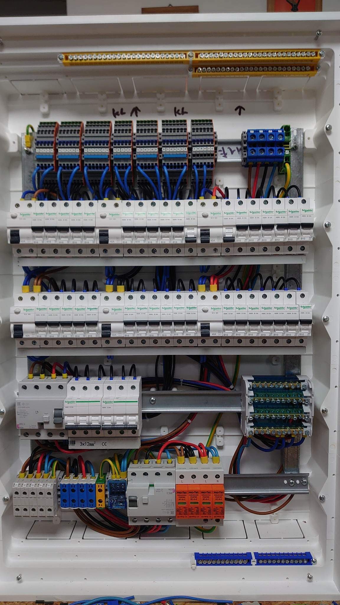 Rozdzielnica elektryczna z zabezpieczeniami i okablowaniem, zamontowana w skrzynce w Przysusze. Widoczne bezpieczniki firmy Schneider i listwy zaciskowe.